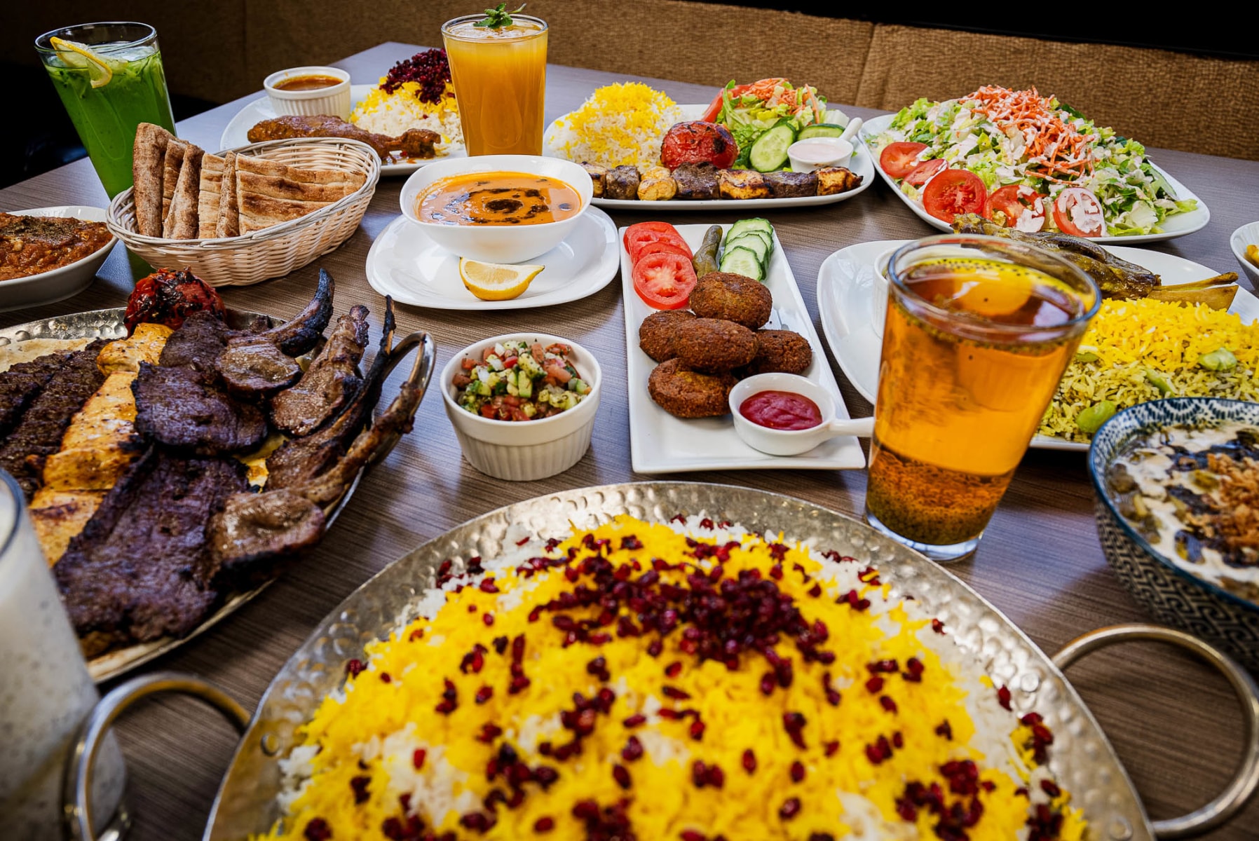 خانه کباب و بقالی لوتوس - عکس 3